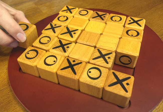 Quixo board game